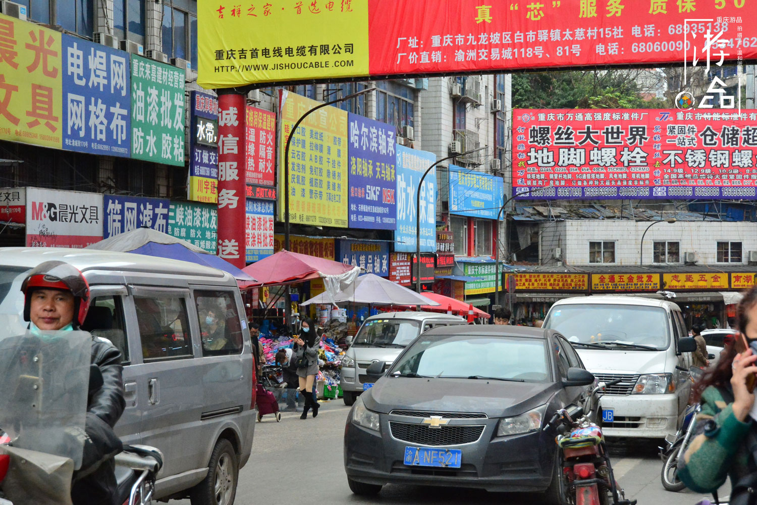 重庆堵车的缩影：混乱的渝州交易城，一个行人走路都堵的地方