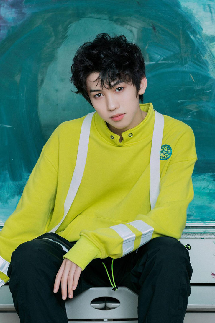 19岁男星林墨发文，为女工作人员摔倒后大笑道歉，网友：没礼貌