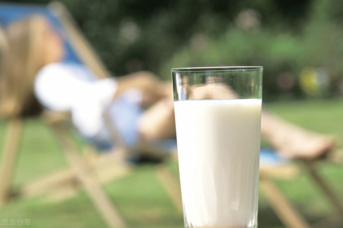 晚上喝牛奶危害很大？为了家人健康，喝牛奶尽量避开这3个误区
