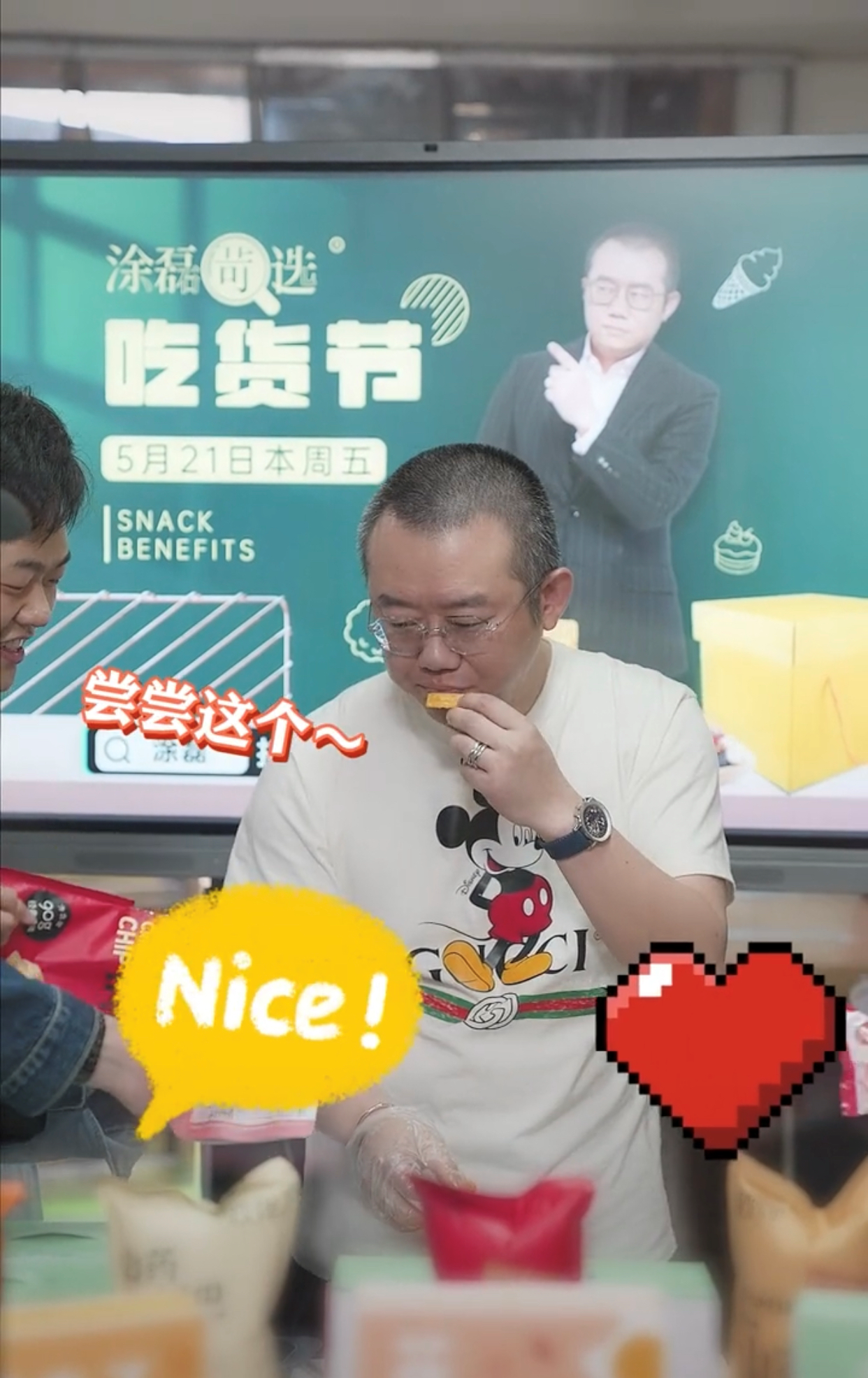 44岁涂磊隐退后仍潇洒！晒豪华别墅惹争议，疑开百万豪车生活滋润