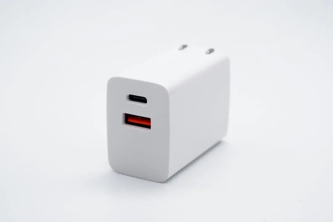 iPhone 13新机即将发布，35家工厂推出上百款快充新品