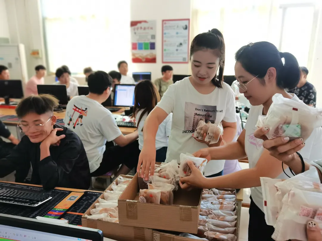 浓情中秋 爱满校园——我校为学生发放中秋月饼,送上节日祝福