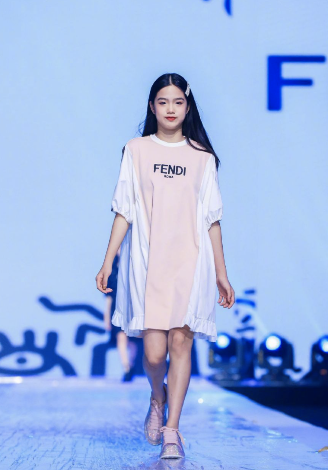 10位星二代小公主走秀，個個都是精緻萌娃，顏值氣場比父母還能打