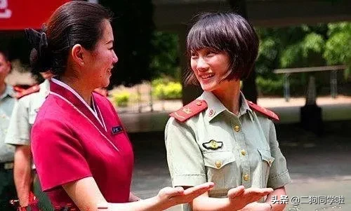 解放军女兵和空姐同框照，红妆碰上武装，这样