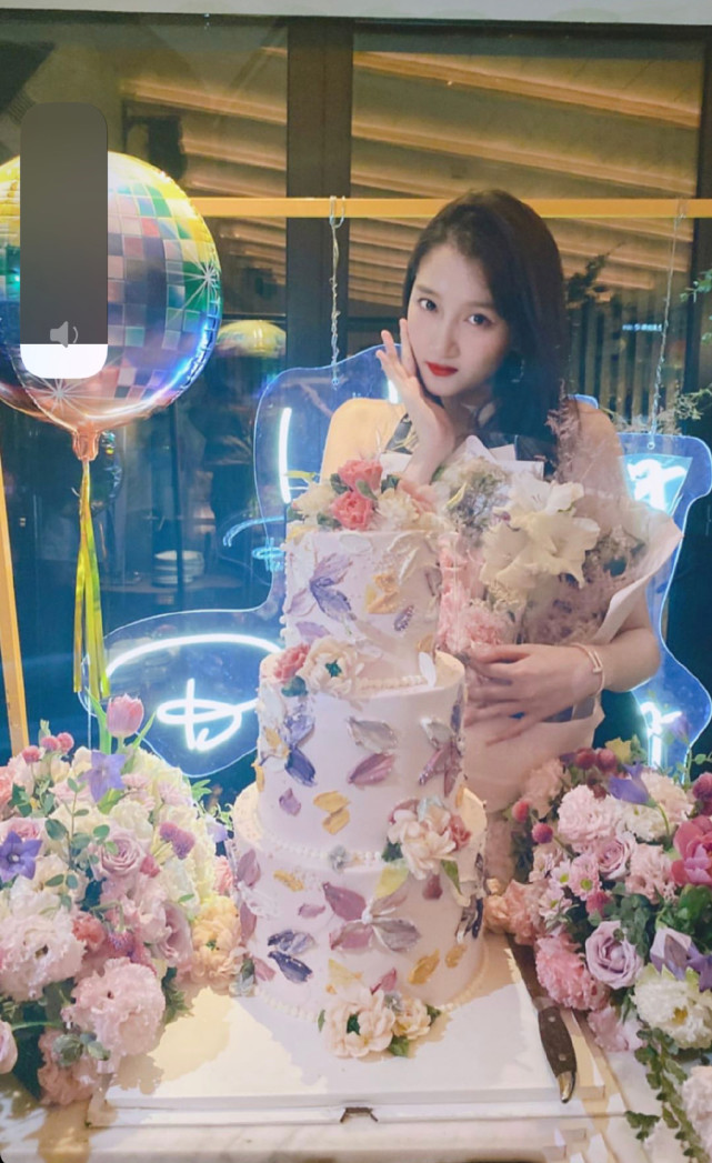 关晓彤庆生现场画面曝光满屏都是大长腿与众姐妹酒吧蹦迪饮酒狂欢