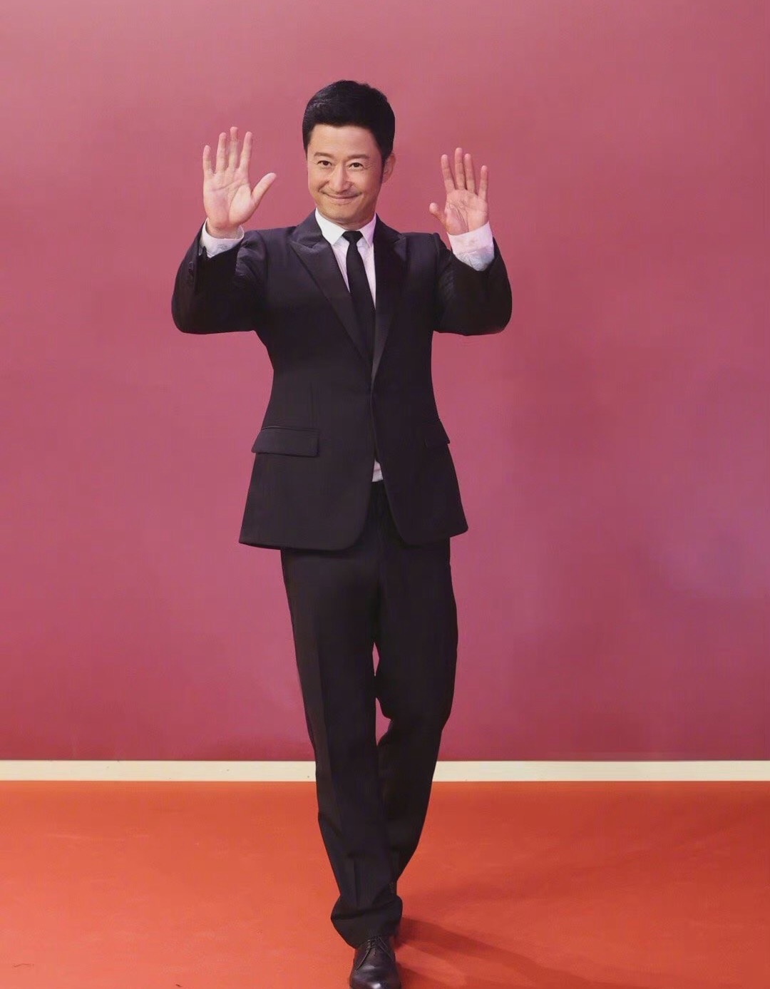 吴京实红！穿7年前结婚礼服走红毯，大牌都蹭他热度？