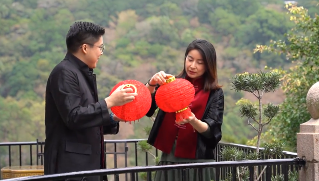 郭晶晶攜夫貼春聯，穿3年前舊衣擋不住高貴氣，三個娃眉眼都像媽