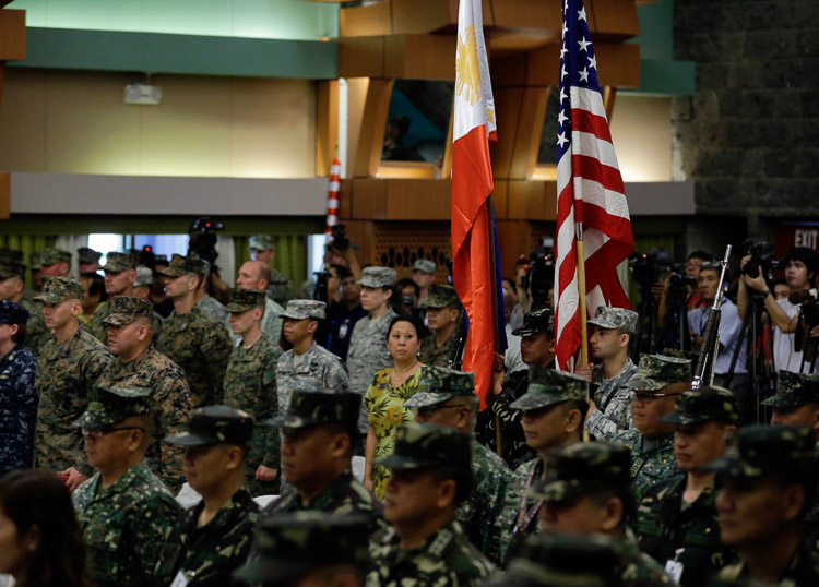 美国交付直升机，杜特尔特已不再强硬，菲律宾：暂停终止军事合作