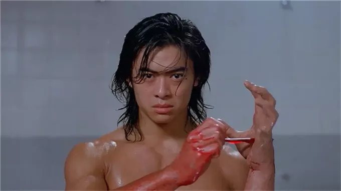 1998年,刘伟强用“古惑仔”原班人马,斩断了成龙的“四连冠”