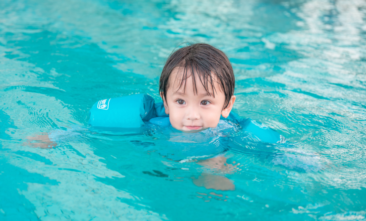 港姐陈凯琳晒家人合影，泳池嬉戏素颜皮肤白，儿子眼睛超大像葡萄