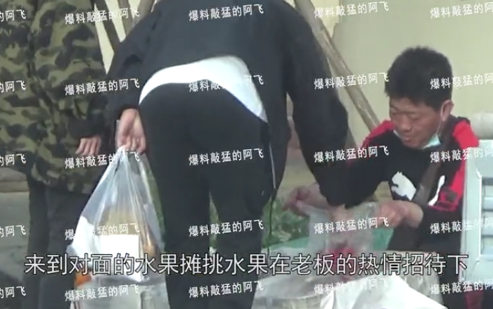 46岁潘粤明携小10岁绯闻女友外出，牵手买菜显甜蜜，疑已走出情伤