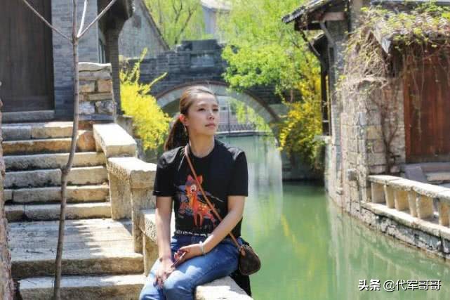 她演《甄嬛传》出名，大12岁老公因病去世，如今