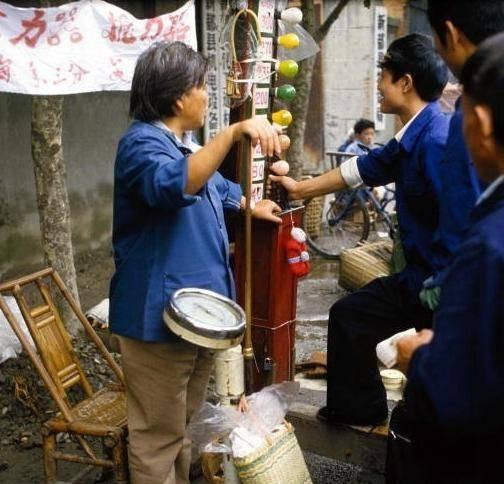 1983年中国珍贵历史老照片，矜持的男女关系，拉风的警察叔叔