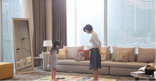 朱茵与黄贯中搞怪“互殴”，夫妻同框似两代人