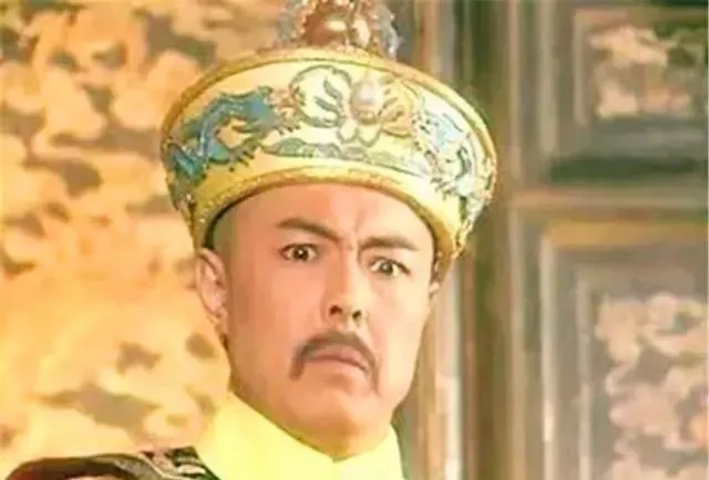 乾隆正摸树，侍卫拔刀就砍，乾隆：干什么？！侍卫的回答噎住皇帝