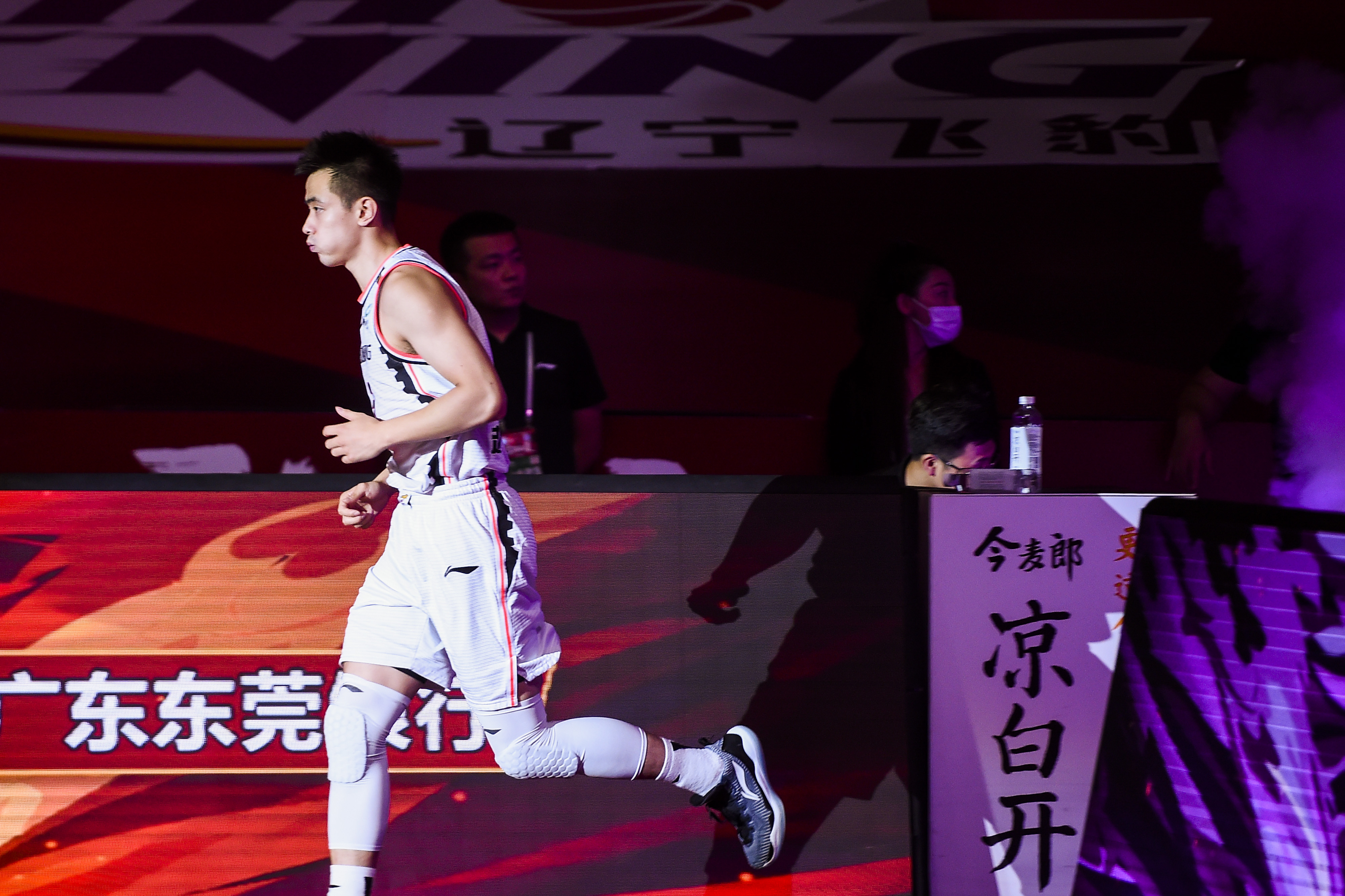 Zhao Jiwei walks out of the airport alone! Sharp-eyed of female vermicelli made from bean starch, cross protect column, 