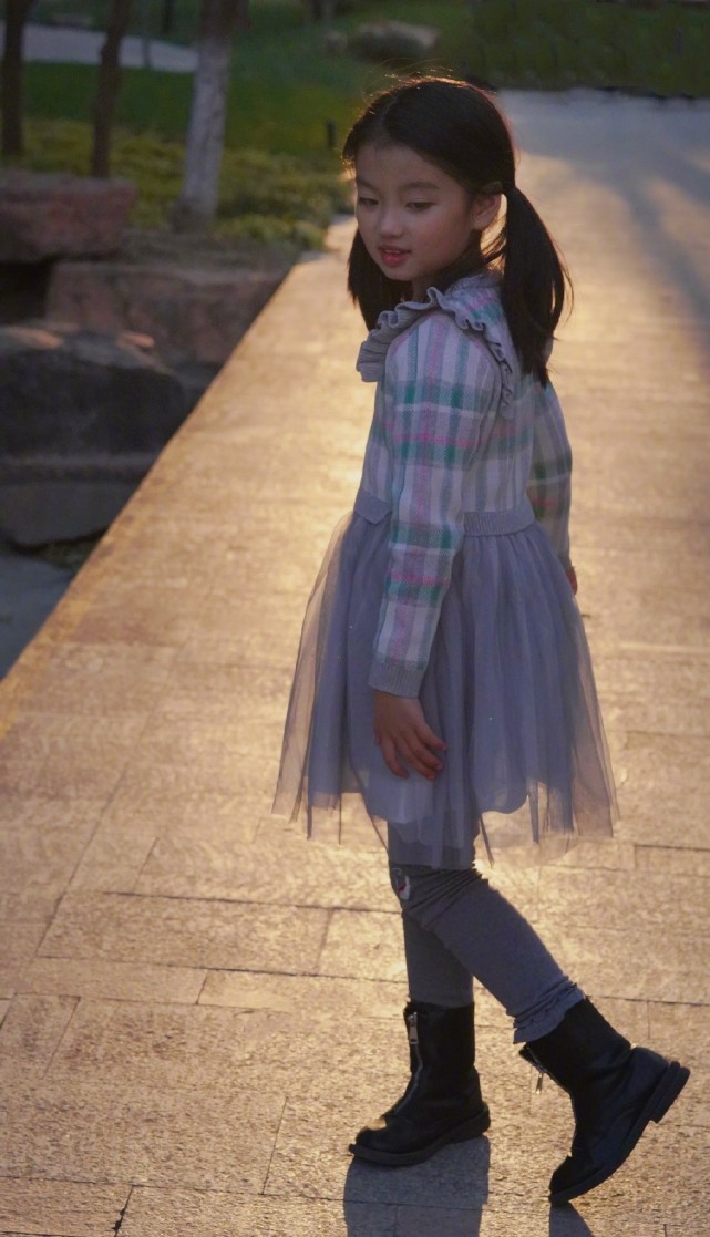 阿拉蕾近照，小胖妞出落成大姑娘了，长高变美越来越有明星范儿了