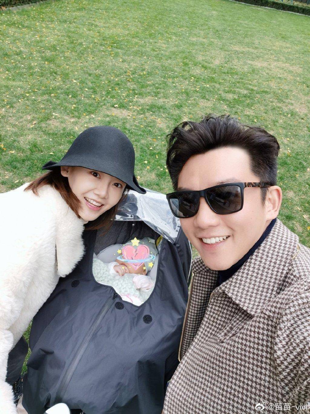 苗苗首曬一家三口，產後恢復螞蟻腰筷子腿，鄭愷帶妻女出門放風