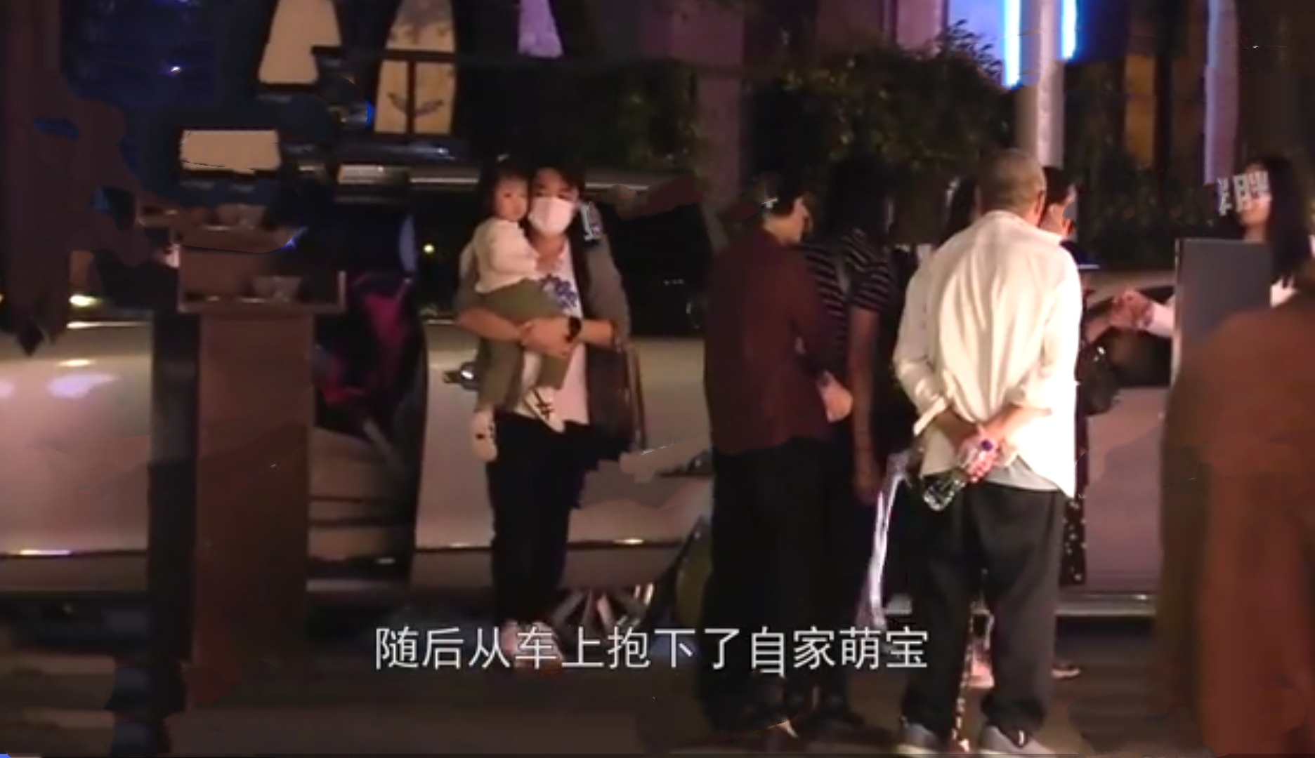 王祖藍一家出行，女兒追逐小貓超可愛，李亞男挺孕肚跟拍畫面溫馨