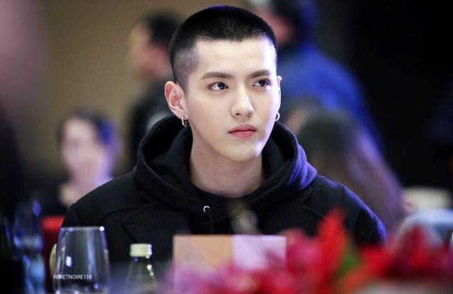 雕塑美男吴亦凡，街边偶遇气场十足，大碗宽面已成综艺金曲