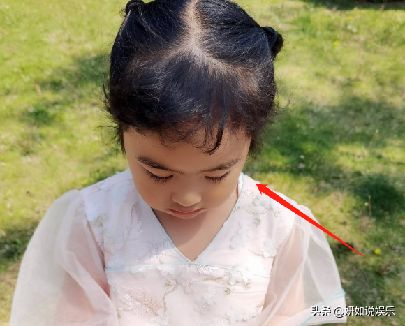 包貝爾女兒悄咪咪長大，五官越長越精緻，顏值開始朝包文婧靠攏