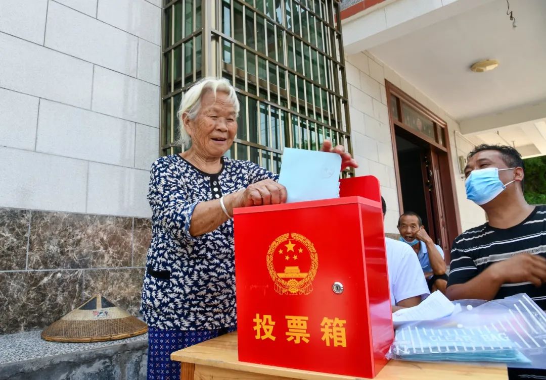 全市408万名登记选民依法行权 将选出14696名新一届县、乡两级人大代表