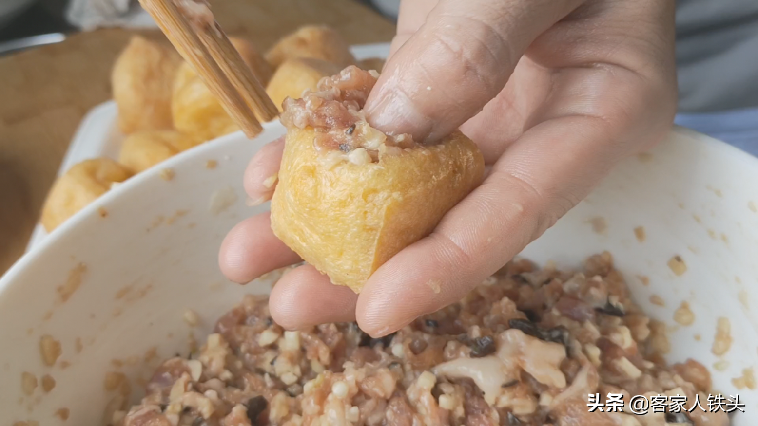 客家酿油豆腐新吃法，加一个沙葛，口感好鲜香味美，咬一口满嘴汁