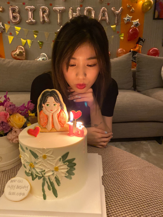 章子怡曬一家四口為繼女慶生，15歲小蘋果化濃妝漂亮又成熟