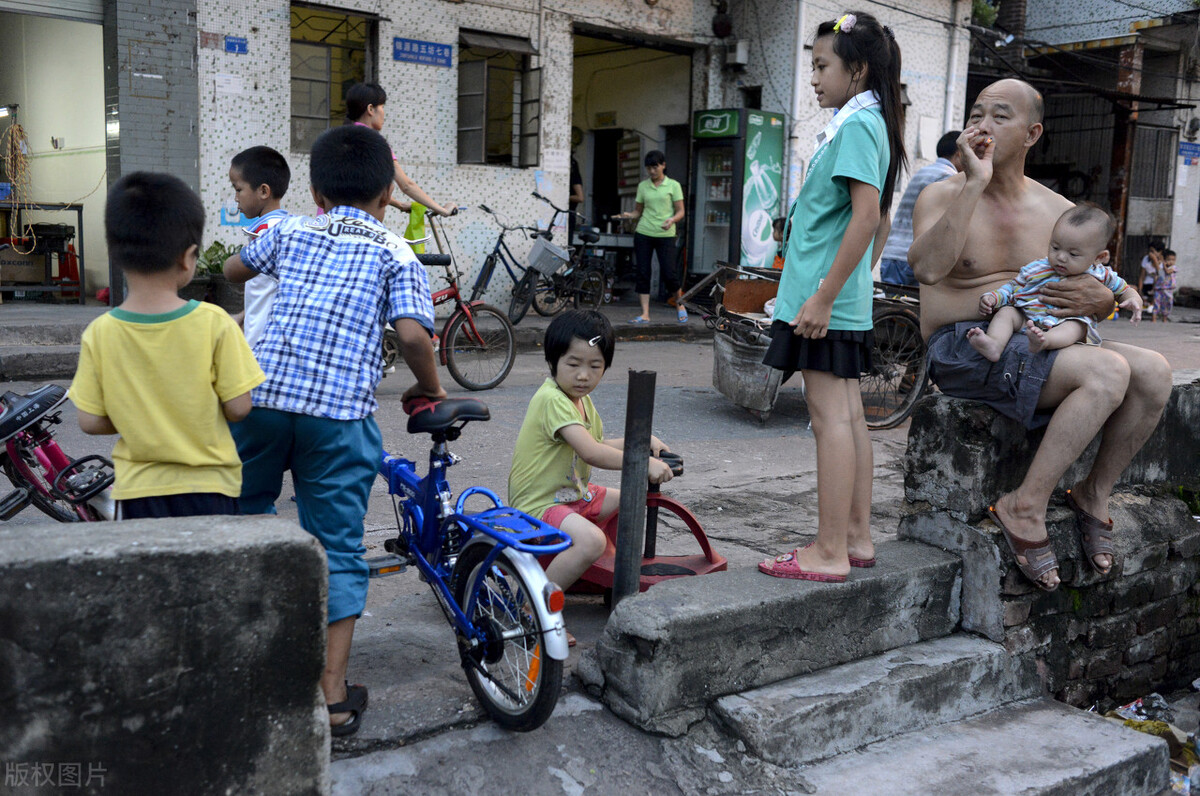 餐饮怪象：开门就是玩手机，为什么外卖店老板都这么闲？
