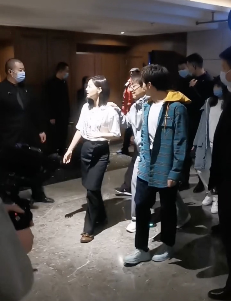 66岁成龙近况太心酸！走路需扶着他人肩膀，一瘸一拐表情不自然