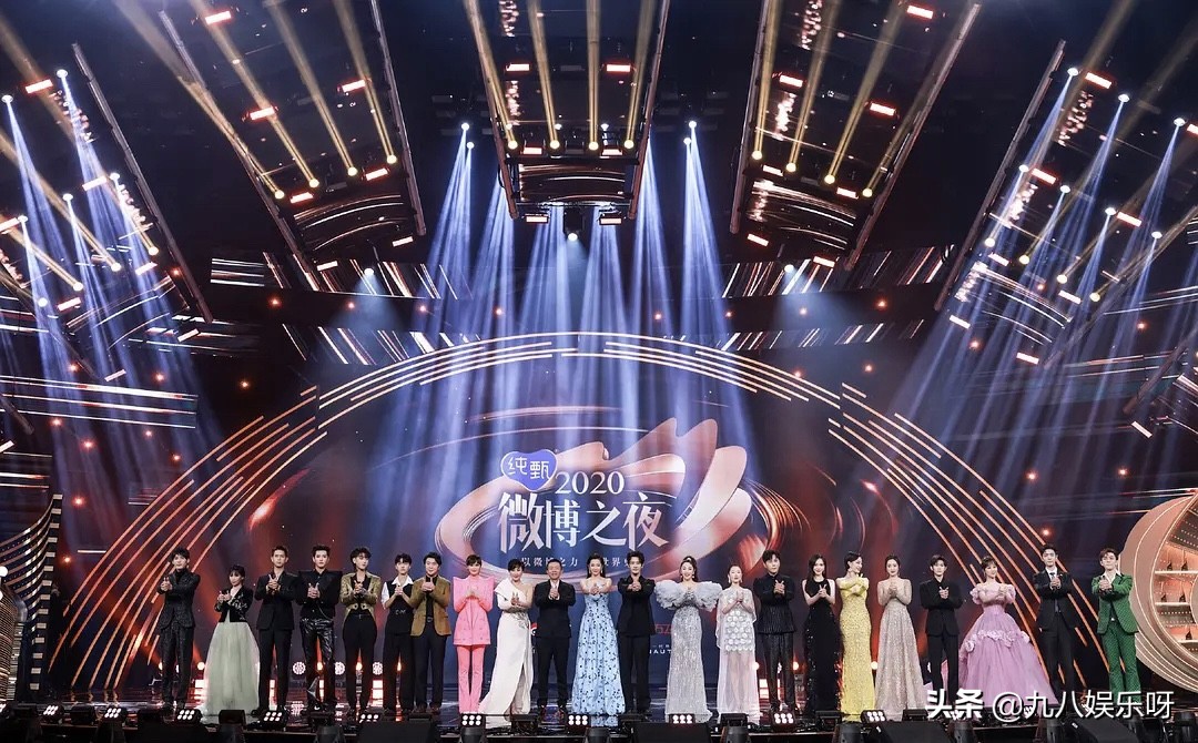 微博之夜的“名场面”：肖战为杨紫提裙，李现