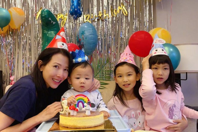 張晉帶兒子玩彩虹滑道，樂兒頭髮被吹成中分，臉嚇得通紅表情淡定