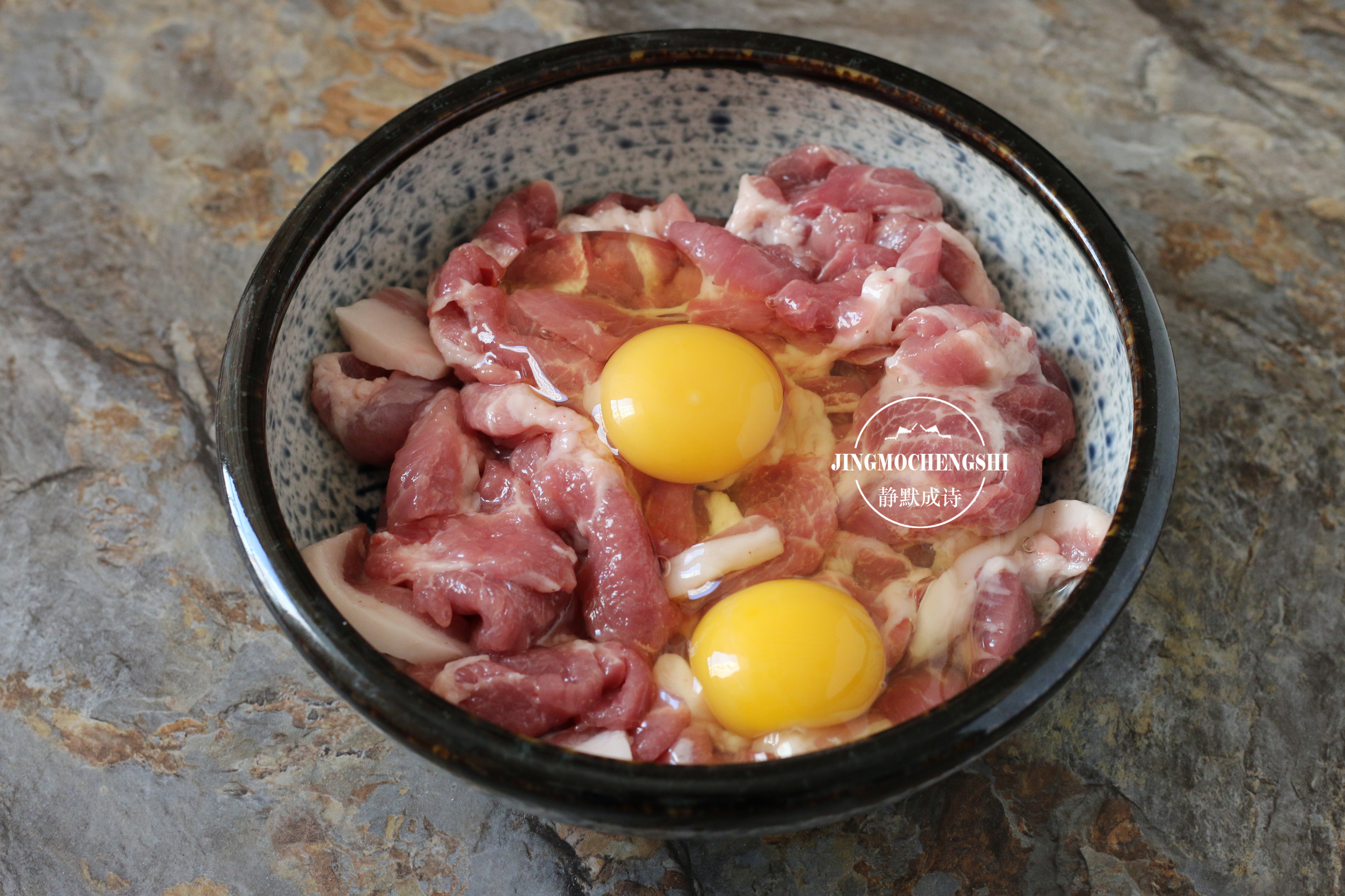 給豬肉換個做法，既香又酥，拿著吃煮湯吃都香，做一次吃好久