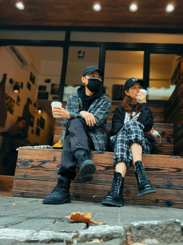 蔡少芬張晉戴情侶帽同框秀恩愛，娘娘自信曬懟臉拍皮膚水嫩無皺紋