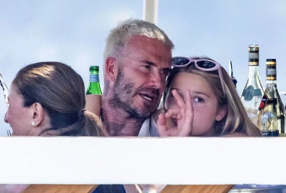 贝克汉姆一家出游意大利！穿彩虹衬衫胜似小鲜肉，嫩过16岁克鲁兹