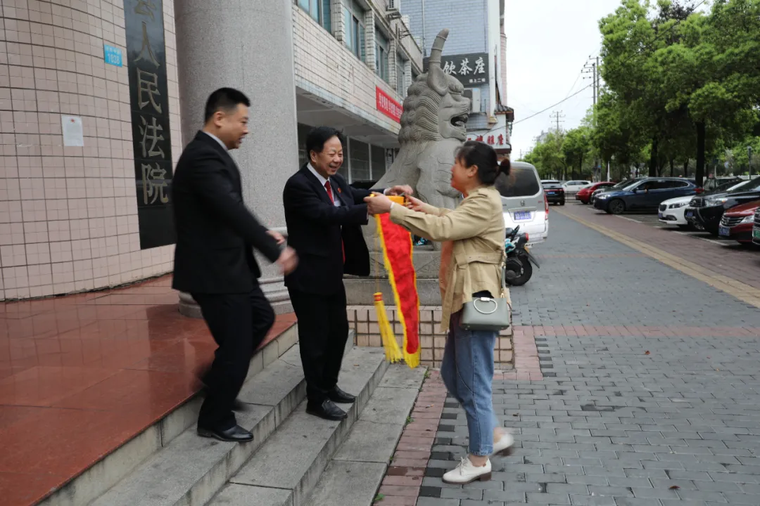 用心调解暖民心 锦旗彰显为民情