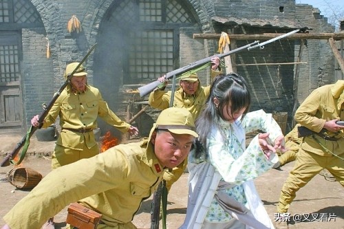 从潘长江的《举起手来》到“手撕鬼子”，浅谈“抗日神剧”70年