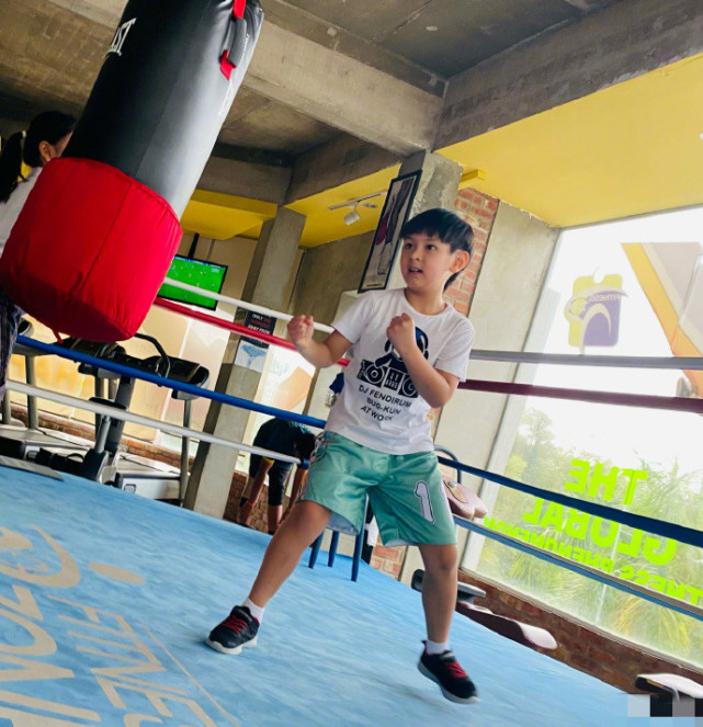 吳尊帶兒女健身，NeiNei舞劍英姿颯爽，Max打拳變強壯