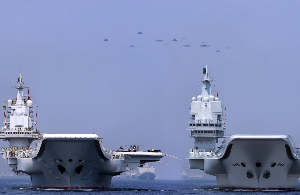 “山东舰”南下，美军“坐不住”了，南部战区随后回应