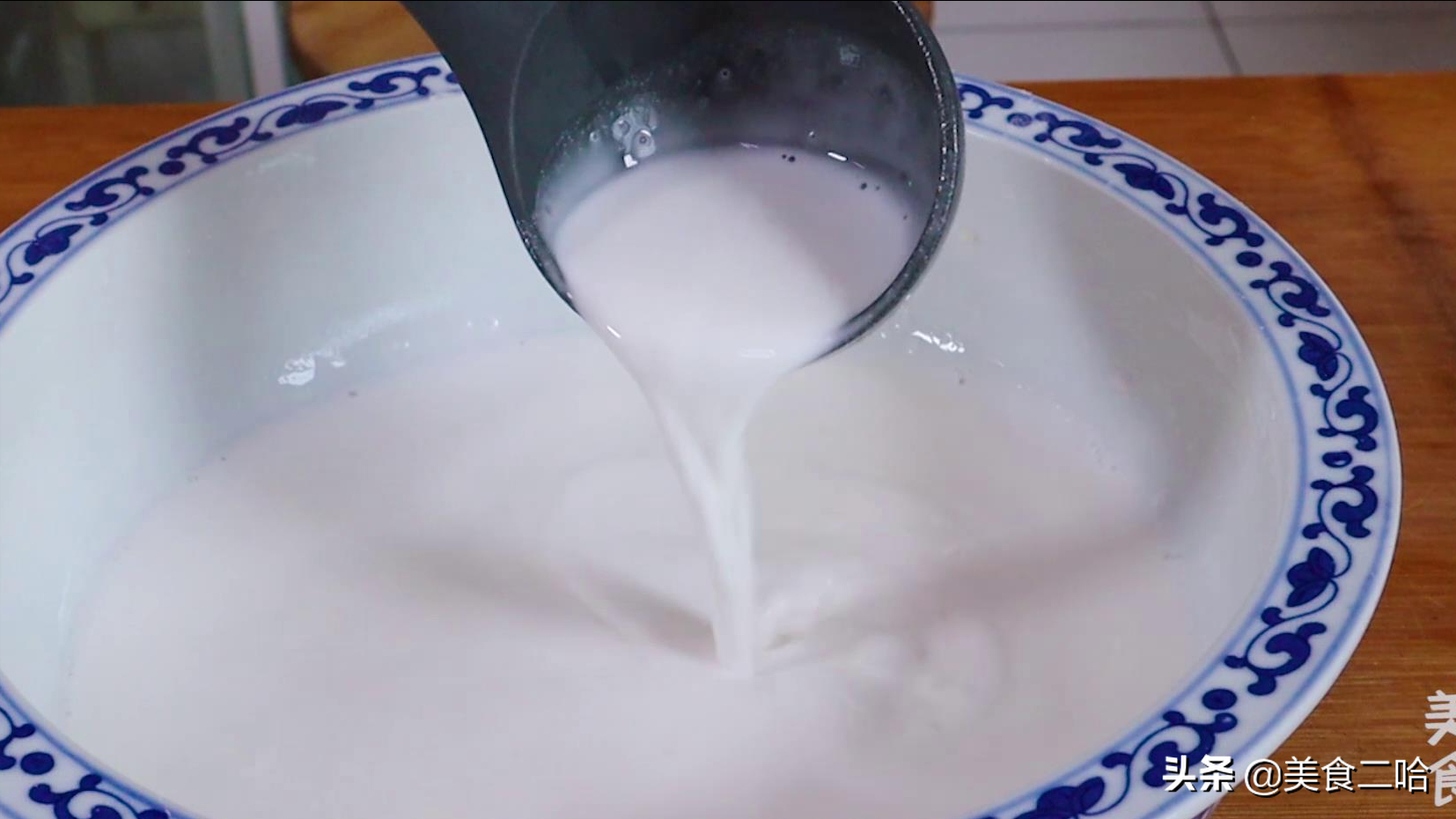 愛吃腸粉不用買，家裡有盤子就能做出來，腸粉透亮筋道，不會斷裂