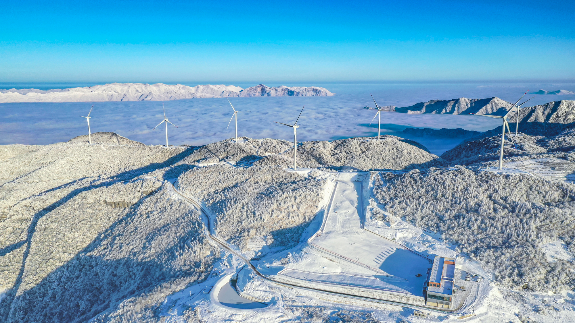这就是华中最大也是最美的滑雪胜地,湖北宜昌五峰国际滑雪场.