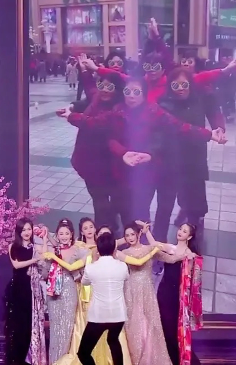 众女星同台被当众恶搞？杨幂倪妮强颜欢笑好尴尬，网友：过分了