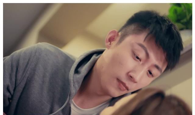 黄景瑜把热巴扑倒，看清他抱热巴的手势，才是对女演员最好的保护