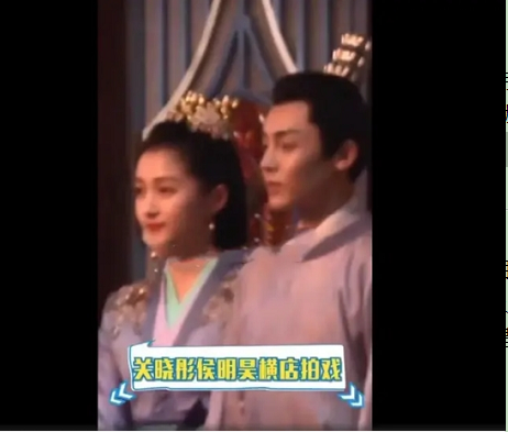 关晓彤侯明昊路透照曝光，多次被拍甜蜜互动，网友在线call鹿晗
