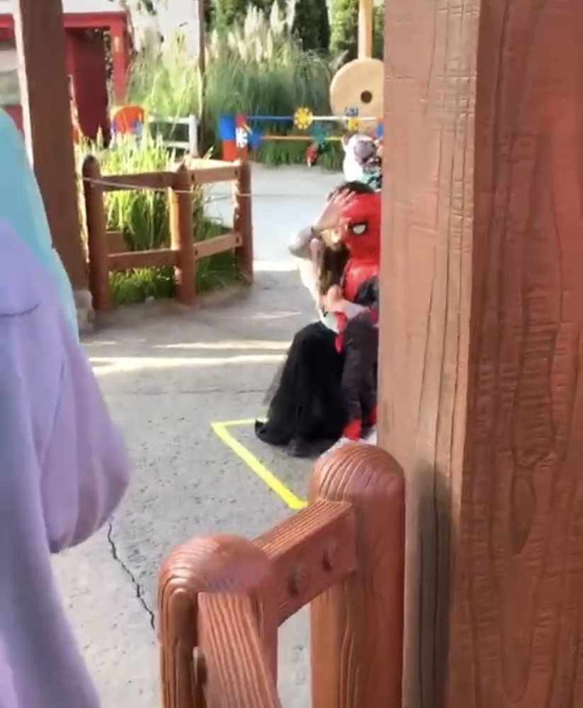 baby母子遊迪士尼，小海綿穿蜘蛛俠皮衣，發現被拍忙遮臉