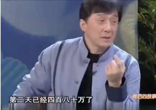 67岁成龙聚餐被拥簇排场大，86万保姆车曝光，后