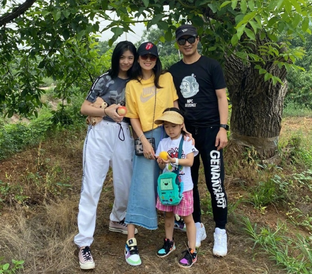 章子怡曬一家四口為繼女慶生，15歲小蘋果化濃妝漂亮又成熟