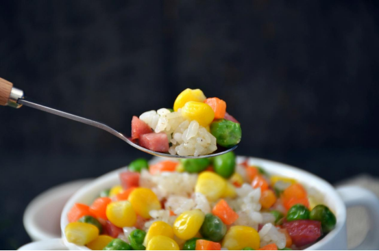 隔夜的剩米饭也能玩出新花样，做出来颜色鲜艳的炒饭，太香了