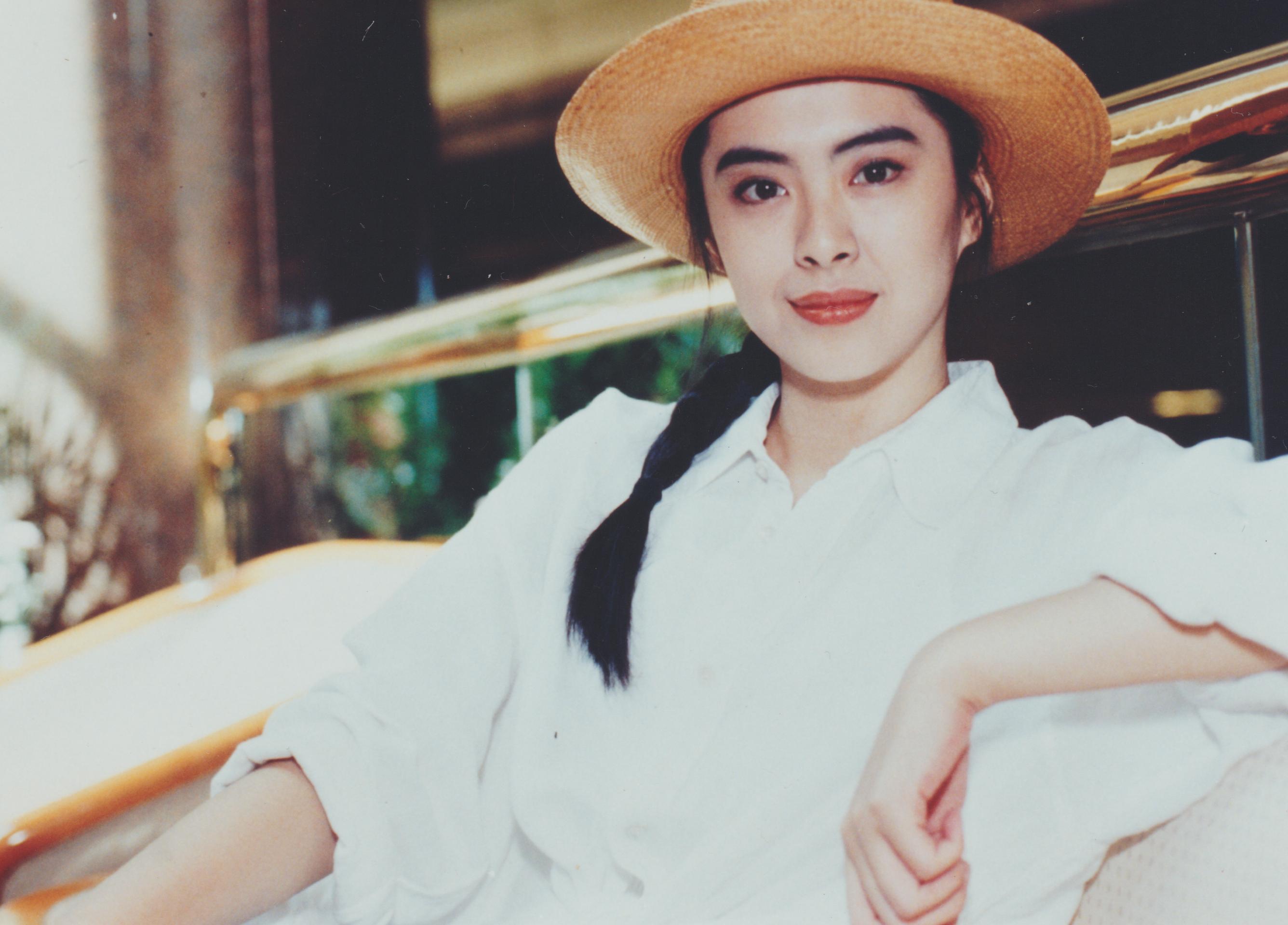 力破整容传闻，王祖贤晒近照被赞皮肤光滑白皙，53岁美貌如昔