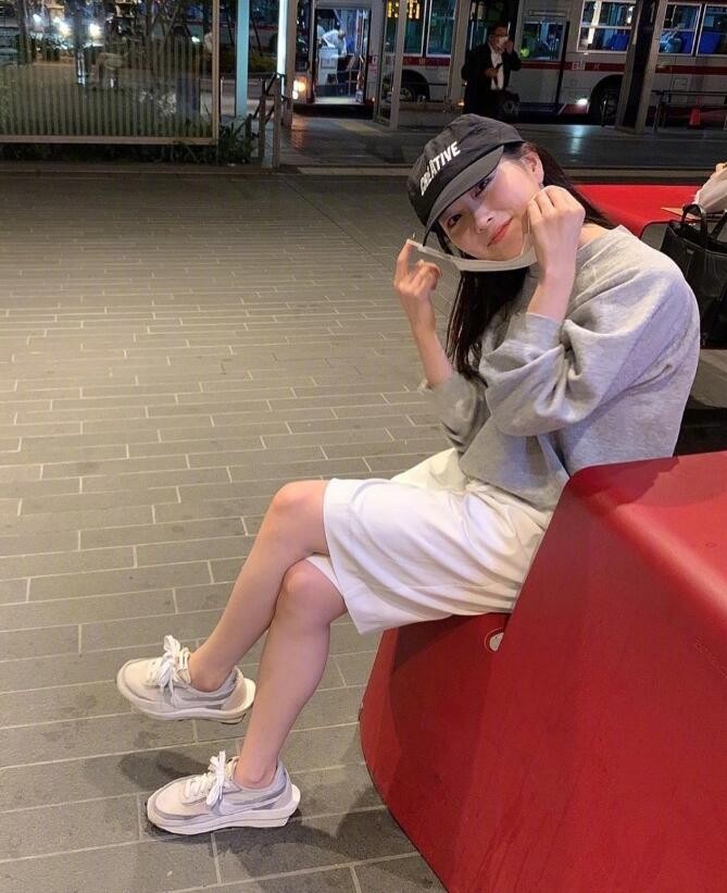 日本女生柴田舒适自在的穿搭和元气笑容 从头到脚有着清新的视觉